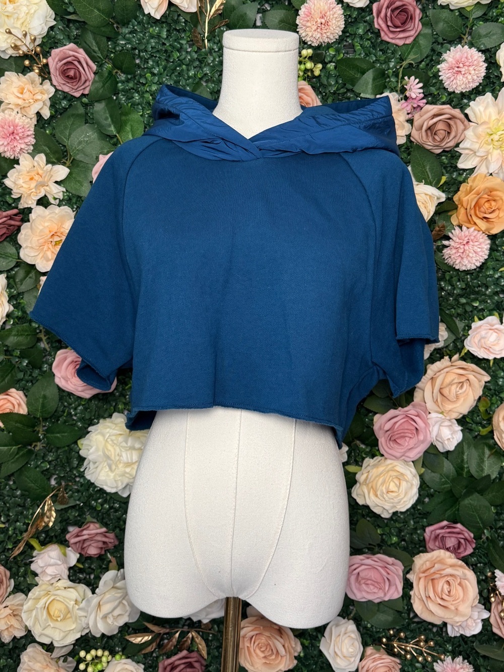 ALO Yoga Cropped In The Air Short Sleeve Hoodie- Eclipse Blue